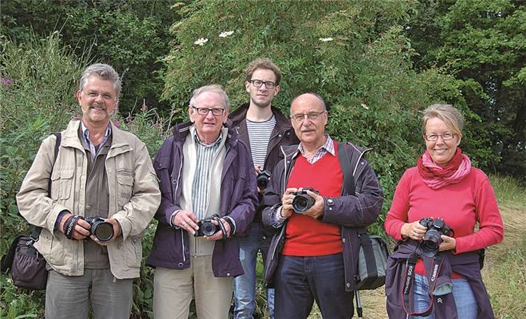 Peter Karad (2.v.r.) führte die Kursteilnehmer in die Fotographie ein. privat