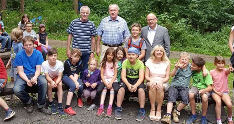 Peter Kirst, Bernhard Wiemer, Bürgermeister Michael Kessler und Gabriele Zils (v.l.) besuchten die Kinder des AWO-Ferienlagers. Stadtverwaltung Bendorf