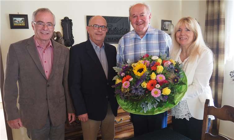 Peter Kirst, Michael Kessler und Gabriele Zils (v.l.) gratulierten Bernhard Wiemer zu seinem Ehrentag.privat