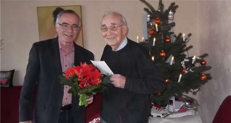 Peter Kirst (l.) gratulierte Hans Weber ganz herzlich. privat
