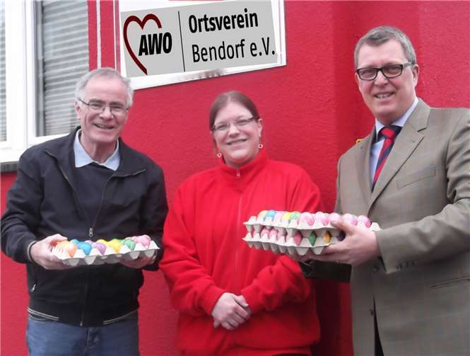Peter Kirst und Sabine Letschert freuen sich über die Ostereierspende von Kristian Hörstel. privat