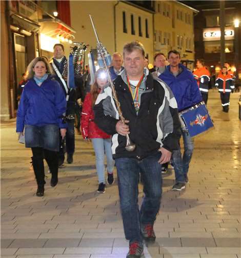 Peter Klee führte den Umzug durch die Stadt an und gab dem Musikzug der Stadtdsoldaten den Takt vor.