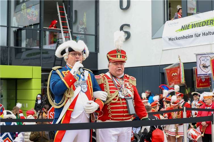 Peter Klee (l.) und Friedel Groß stimmen die Jecken auf dem Rathausvorplatz in Meckenheim auf den Sturm der Verwaltung ein. Fotos: CEW
