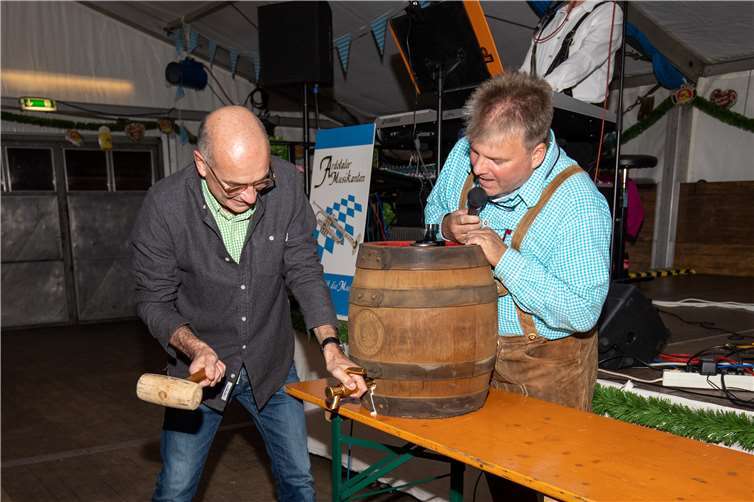 Peter Klee (r.) überwacht den beherzten Fassanstich durch Bürgermeister Bert Spilles.