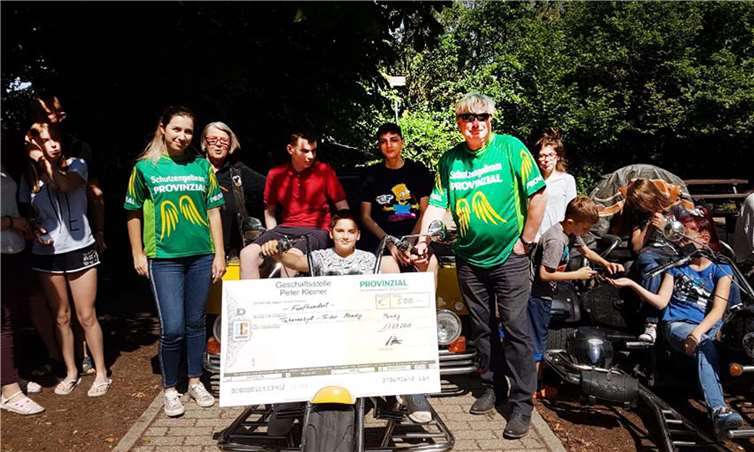 Peter Kleiner, Chef der Provinzial Versicherung Mendig (rechts) war bei den Tschernobyl-Kindern im Naturfreundehaus zu Gast und überreichte bei dieser Gelegenheit einen Scheck über 500 Euro.