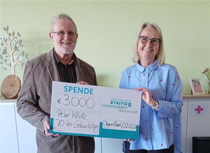 Peter Klotz und Doro Meurer bei der symbolischen Scheckübergabe.