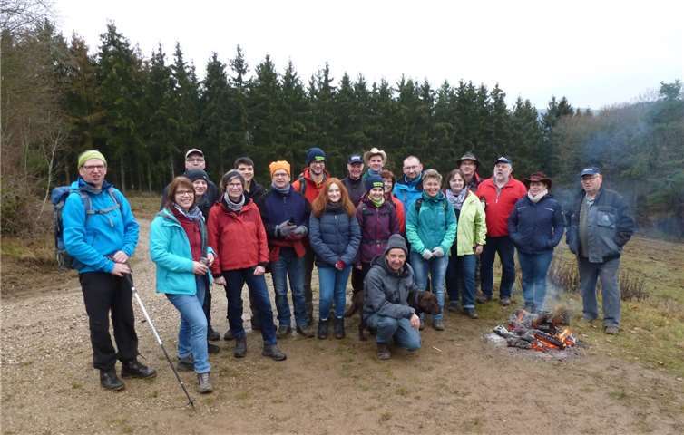Peter Koch hatte einen 12 km langen Rundweg für die Wanderer ausgearbeitet, am Schluss wurden sie mit Gegrillten und Getränken verwöhnt. privat
