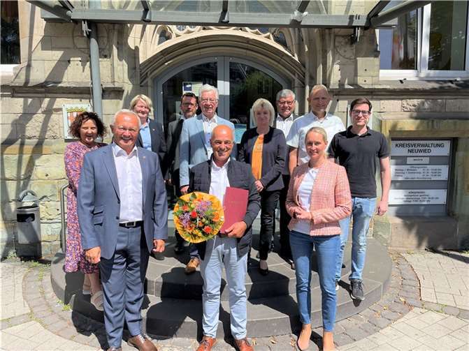 Peter Krischer (Mitte) wurde gebührend in den Ruhestand verabschiedet.  Foto: privat