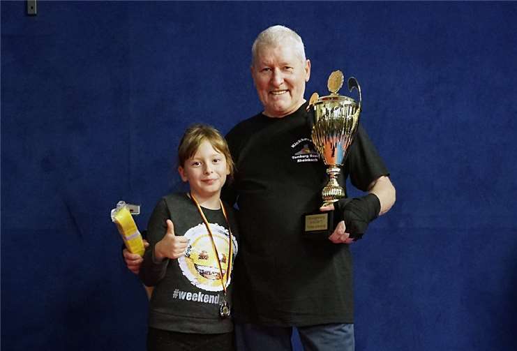 Peter Krüger freute sich mit seiner Enkelin über den gelben Gurt.