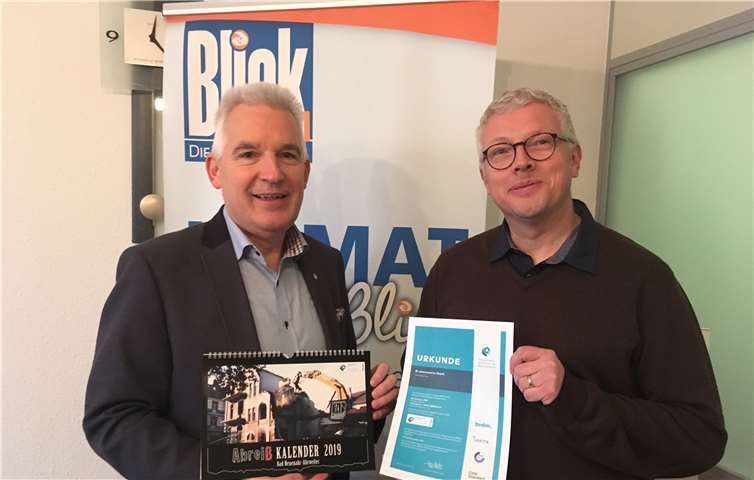 Peter Krupp (links, Geschäftsführer KRUPP DRUCK, Sinzig) übergibt die Zertifikats-Urkunde an Markus Hartmann, Vertreter der Bürgerinitiative lebenswerte Stadt Bad Neuenahr-Ahrweiler. KRUPP Pressebild