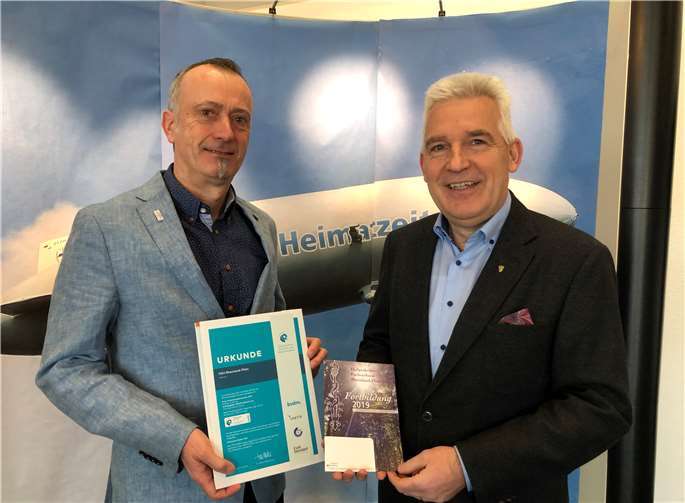 Peter Krupp (rechts, Geschäftsführer KRUPP DRUCK, Sinzig) übergibt das Zertifikat an Rolf Löltgen (Vorsitzender Heilpraktiker-Fachverband Rheinland-Pfalz e. V.) . Foto: KRUPP Pressebild