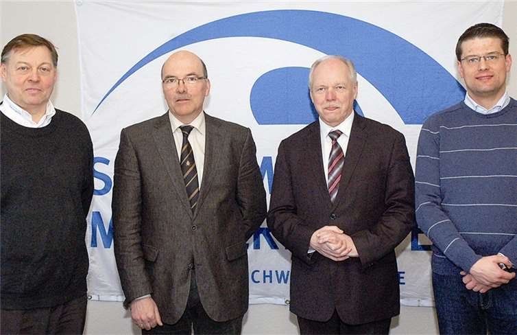 Peter Kruse (r.) - hier mit (v. l.) dem stellvertretenden Vorsitzenden des DSV, Vico Kohlat, dem Schwimmbezirks-Vorsitzenden Franz Alfter und Bürgermeister Theo Hüffel - ist neu gewählter stellvertretender Bezirksvorsitzender für den Bereich Wettkampfsport . VJ