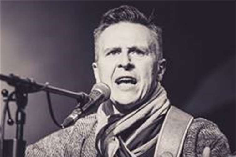 Musiker Peter Kühn gibt Konzert vor den Fenstern Peter Kühn. Copyright: © BK-Productions - Benjamin Klose