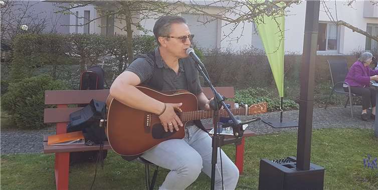 Peter Kühn vor den Fenstern des Alten- und Pflegeheims des Hospitalfonds in Montabaur. Foto: SWR4 / Andreas Krisam