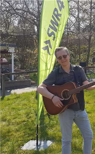 Peter Kühn vor den Fenstern des SeniorenzentrumsSt. Agnes in DernbachFoto: SWR4 / Andreas Krisam