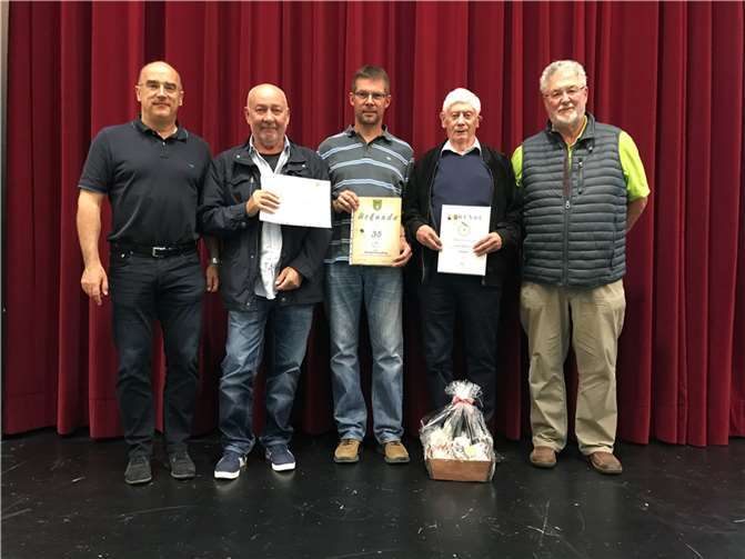Peter Kunst (rechts) übernimmt das Amt des Vorsitzenden von Olaf Baunack (links) und ehrt die langjährigen Mitglieder Olaf Becker (2. v. links), Michael Kreuzberg (mitte), Lothar Dommermuth (2. v. rechts). Foto: SG St. Seb. Montabaur