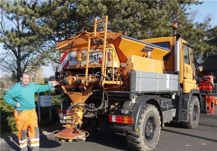 Peter Lasch vom Baubetriebshof zeigt den Streuautomaten, der für den Winterdienst eingesetzt wird.privat