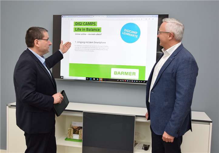 Peter Lauermann (li.), Regionalgeschäftsführer der BARMER Neuwied, erläutert Landrat Achim Hallerbach das Programm der Digi Camps für die Schulen. Sie wollen die Zusammenarbeit intensivieren, um die Gesundheitsförderung und Prävention in Kitas, Schulen und den Arbeitsplätzen zu verbessern. Die Barmer unterstützt im Rahmen des Präventionsgesetzes (Gesundheit) diese wichtige Trainingsmaßnahme.Foto: privat