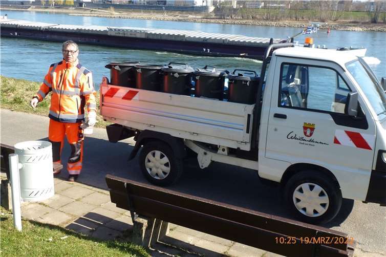 Peter Lenz mit seinem Transporter sammelte den Müll ein.