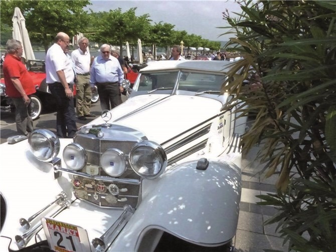 Peter Löw (2.v.r.) führte Herbert Georgi und Rudolf Meissner durch das Spalier der Motorsportzeugen aus längst vergangenen Tagen.
