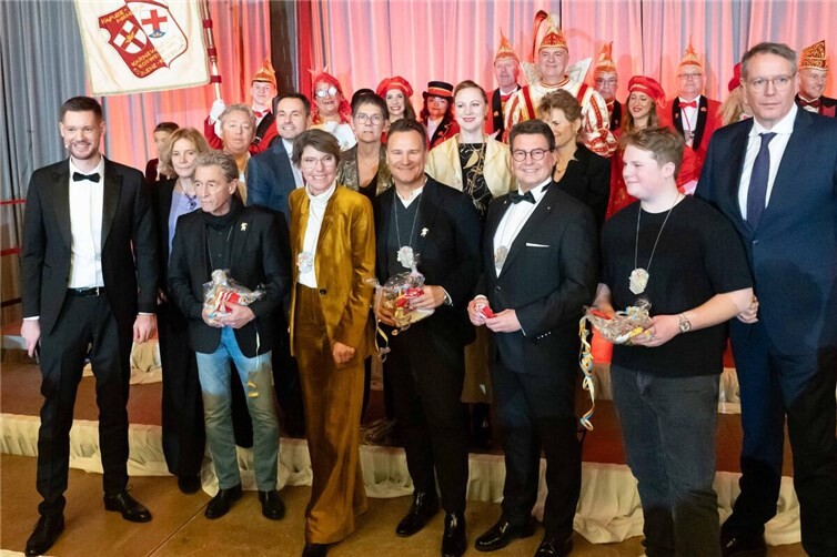 Peter Maffay hat zusammen mit Bettina Böttinger, Matthias Nester und Julius Weckauf als die vier Geehrten und Guido Maria Kretschmer als Laudator nicht nur Glanz in das Görreshaus gebracht, sondern auch eine sehr festliche, zeitgemäße gesellschaftliche Note. Fotos: SCH