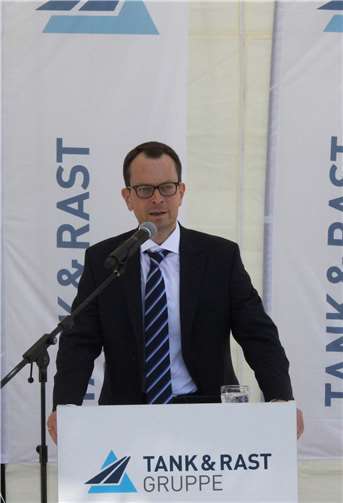 Peter Markus Löw (Tank & Rast) begrüßte bei der Inbetriebnahme der Ultraschnellladestation an der Raststätte Brohltal-Ost zahlreiche Gäste.