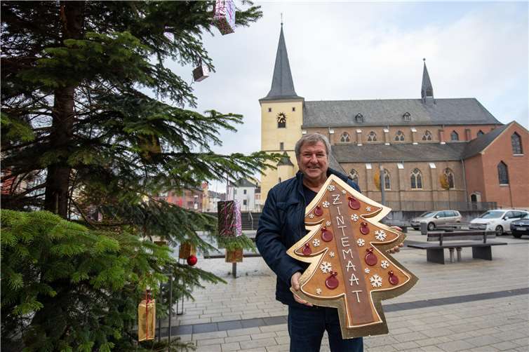 Peter Mauel stiftet alljährlich 250 kleine Abbilder des „Zintebooms“ für die Kinder auf dem „Zintemaat“.