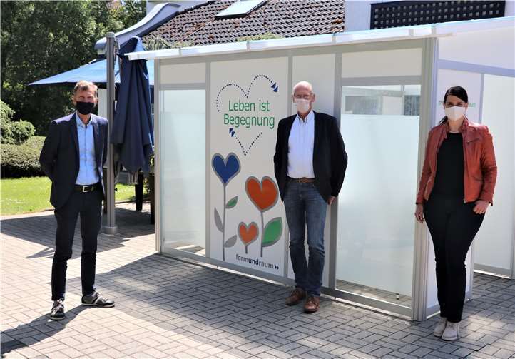 Peter Mauelshagen, Geschäftsführer von Form und Raum, übergibt für einen Monat zum Ausprobieren sein neustes Projekt des mobilen Begegnungsraumes an Klaus Vitten, Geschäftsführer der Villa Romantica in Niederzissen und Nadja Schwank, Leiterin des Sozialen Dienstes.Foto: privat