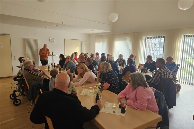 Peter Meffert begrüßt die anwesenden Nachbarn und Nachbarinnen