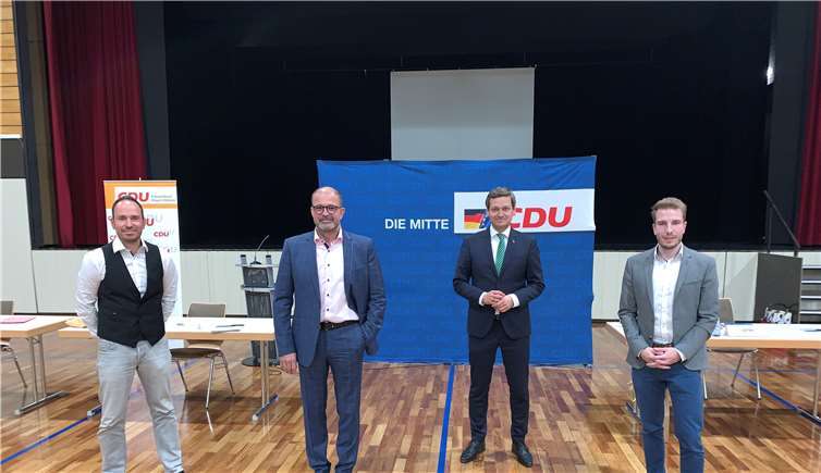 Peter Moskopp (2. von links) und Konstantin Prinz (1. von rechts) sind die beiden A- und B-Kandidaten für den Wahlkreis 10. Christian Baldauf (2. von rechts) wird als Spitzenkandidat für die CDU Rheinland-Pfalz den Wahlkampf anführen. Matthias Hofmann (1. von links; Ortsvorsitzender der CDU Höhr-Grenzhausen) sicherte den Kandidaten seine Unterstützung im anstehenden Wahlkampf zu. Foto: CDU Gemeindeverband Höhr-Grenzhausen