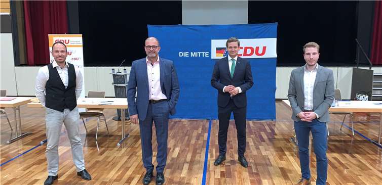 Peter Moskopp (2. von links) und Konstantin Prinz (1. von rechts) Christian Baldauf (2. von rechts) Matthias Hofmann (1. von links; Ortsvorsitzender der CDU Höhr-Grenzhausen) sicherte den Kandidaten seine Unterstützung im anstehenden Wahlkampf zu.Foto: privat