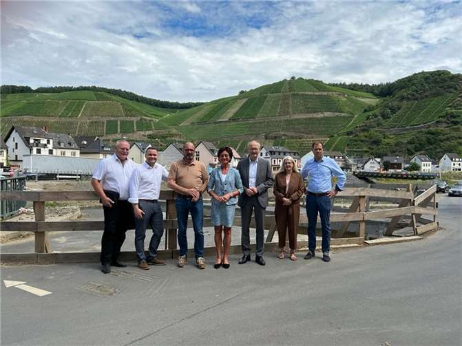 Peter Moskopp (3.v.l.) bei seinem Besuch im Ahrtal.  Foto: privat
