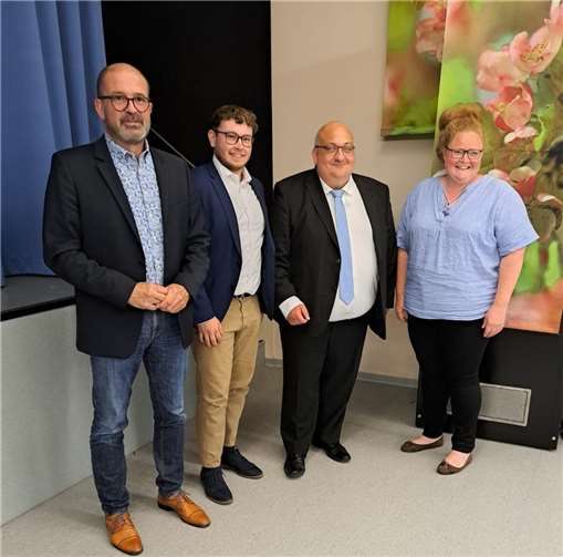 Peter Moskopp MdL (li.) gratulierte dem neugewählten Vorsitzenden Dr. Helmut Rönz (3.v.li.) und den stellvertretenden Vorsitzenden Natalia Kronenberg und Cedrik Klein. Foto: privat