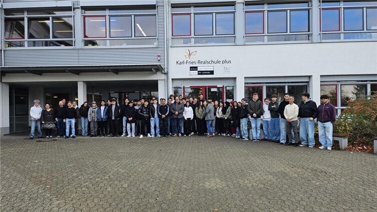 Peter Moskopp (Mitte) mit Schülerinnen und Schülern der Karl-Fries-Realschule Plus in Bendorf.  Foto: privat