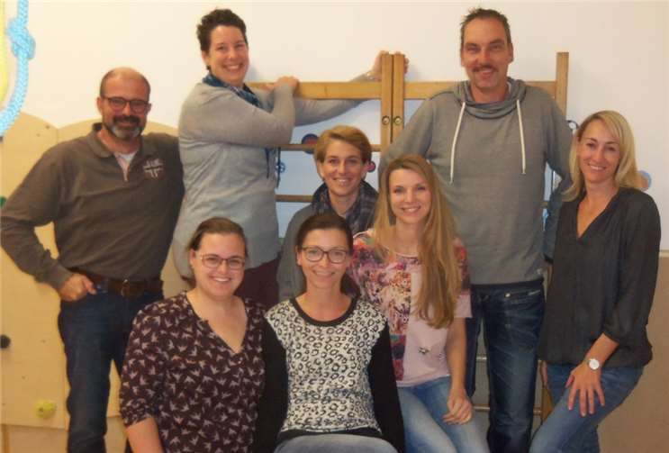 Peter Moskopp (Ortsbürgermeister), Miriam Pinger, Christina Neander, Nadine Zimmermann, Carsten Schirdewahn, Sandra Schwarz (Kita-Leitung), Rebecca Einig (Vorsitzende) und Kathrin Duka freuen sich auf kommende Herausforderungen.privat