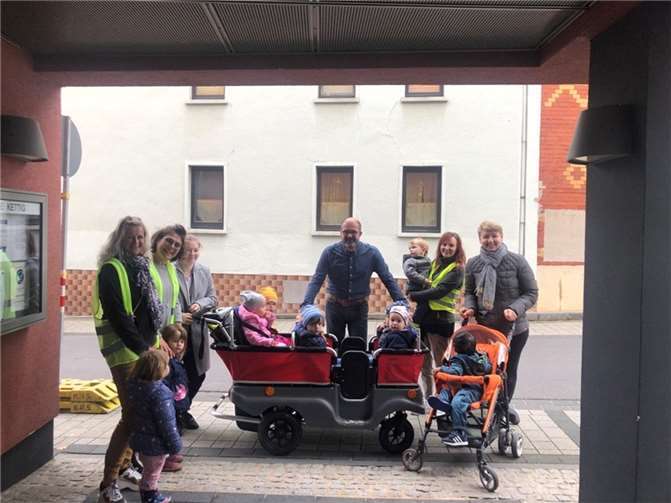 Peter Moskopp bestaunt zusammen mit den Erzieherinnen und den Kindern den neuen Kinderbus.Foto: privat