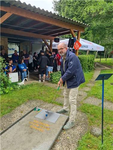 Peter Moskopp eröffnete das Turnier mit dem ´ersten Schlag´.  Foto: privat