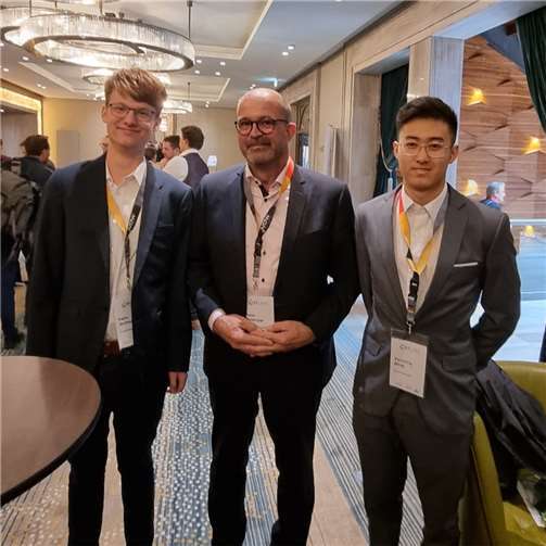 Peter Moskopp im Austausch mit „Jugend forscht“-Gewinnern Yuxiang Ding und Felix Jochimsen.  Foto: Peter Moskopp, Md