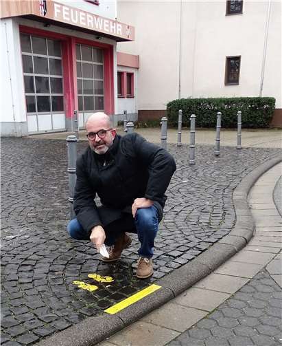 Peter Moskopp neben den „gelben Füßen“. Quelle: CDU St. Sebastian