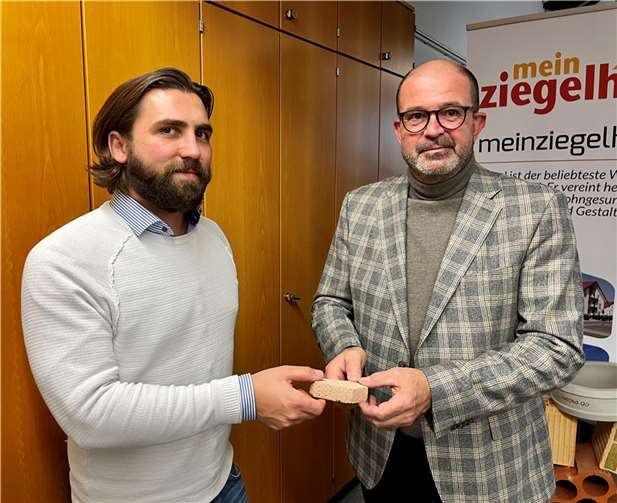 Vor Ort über richtige Weichenstellungen informiert Peter Moskopp (r.) mit Tristan Klein von „mein Ziegelhaus“.Foto: privat