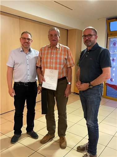 Peter Moskopp (r.) und Michael Reif (l.) gratulieren Werner Hoffend zur 50-jährigen Mitgliedschaft.