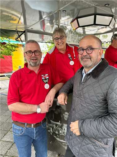 Peter Moskopp (rechts) mit Günther Pieper (Vorsitzender der Kirmesgesellschaft Urbar) und Anna Zirndorf. Foto: