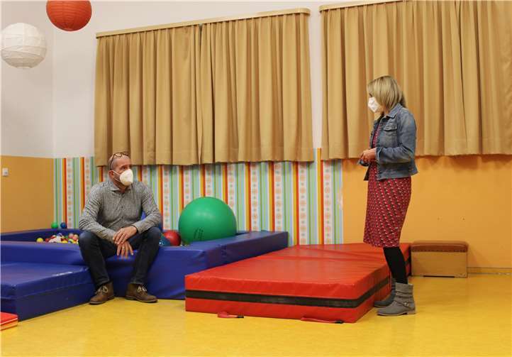 Peter Moskopp und Sandra Schwarz, Leiterin der Kindertagesstätte Arche Noah Kettig im Gespräch. Foto: privat