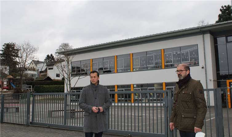 Peter Moskopp und Tim Bäßler vor der Grundschule.