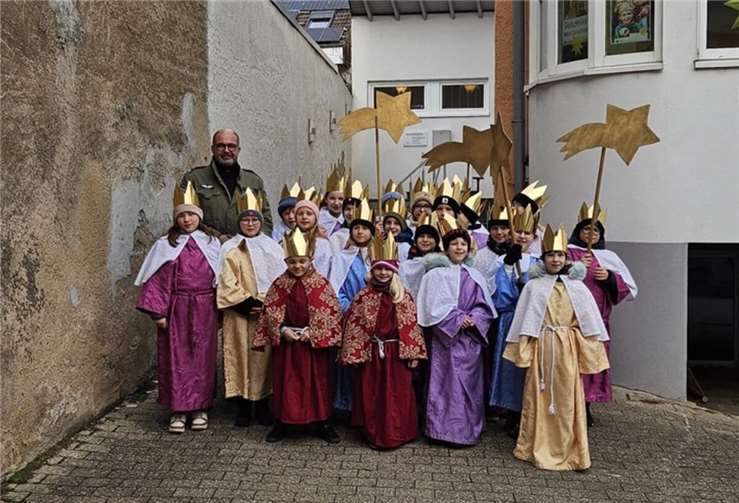 Peter Moskppp mit den Sternsingern.Foto: privat