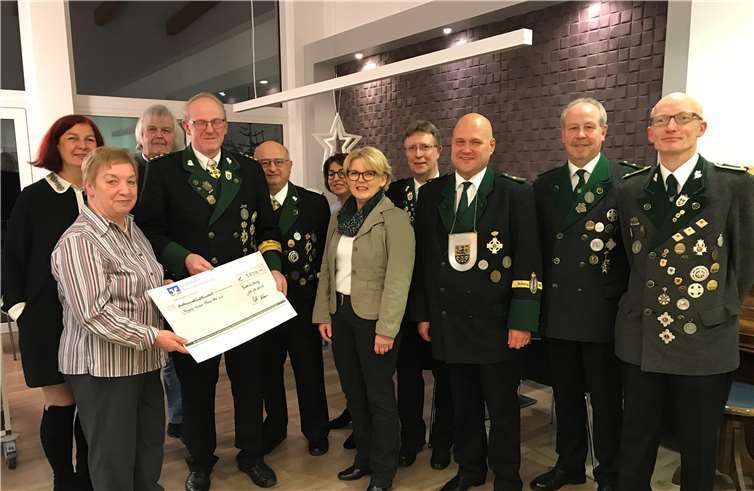 Peter Nonn (4.v.li.) übergibt im Beisein seiner Schützenkameraden den Scheck an die Vertreter des Hospiz-Vereins Rhein-Ahr. Hospiz-Verein Rhein-Ahr