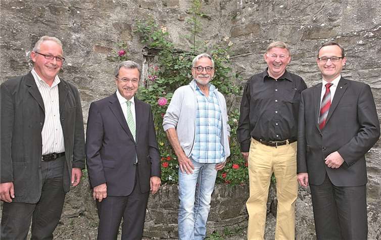 Peter Nüesch (Mitte) wird von Dieter Dierkes (2.v.r) und Heinz Schäfer (l.) als Verwalter sowie den Sponsorenvertretern von Kreissparkasse (Udo Lohner) und Volksbank (Peter Schäfer) auf Schloss Bürresheim begrüßt.WE