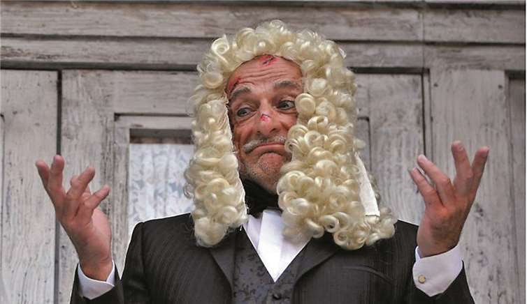 Der zerbrochene Krug Peter Nüesch als Richter Adam. privat