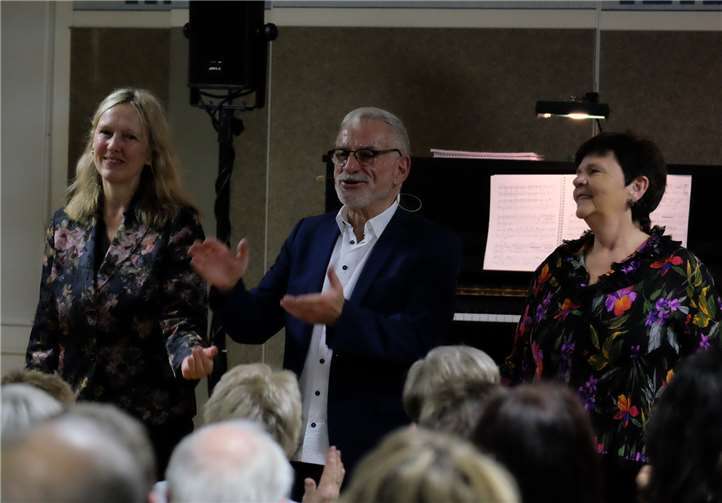 Peter Nüesch begeisterte gemeinsam mit Eva Herrmann und Inna Schur das Publikum in der Buch- und Kunsthandlung Maria Laach. Foto: Wallauer