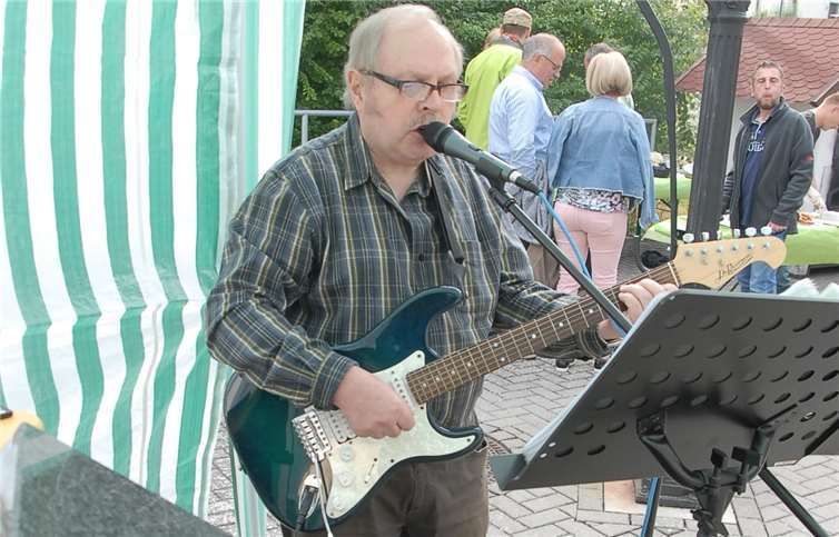 Peter Obert sorgte mit Gitarre und Gesangfür gute Stimmung beim Fest auf der Großmaischeider Straße.
